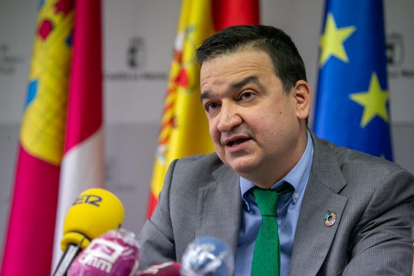 El consejero de Agricultura, Agua y Desarrollo Rural, Francisco Martínez Arroyo, mantiene una reunión con el sector vitivinícola de Castilla-La Mancha