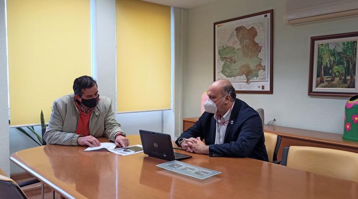 El alcalde de Alcoba de los Montes presenta al Gobierno regional el proyecto de observatorio astronómico con objetivos educativo y turístico 