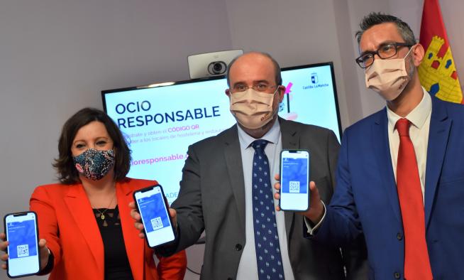 El vicepresidente regional, José Luis Martínez Guijarro, y la consejera de Economía, Empresas y Empleo, Patricia Franco, presentan la aplicación para móviles ‘Ocio Responsable’ 
