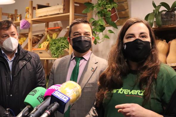 El consejero de Agricultura, Agua y Desarrollo Rural visita la tienda Coopera Natura