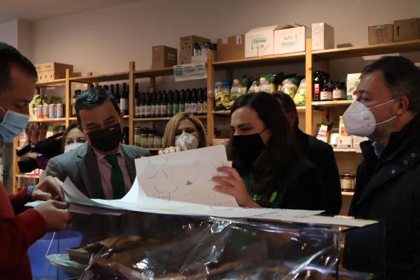 El consejero de Agricultura, Agua y Desarrollo Rural visita la tienda Coopera Natura