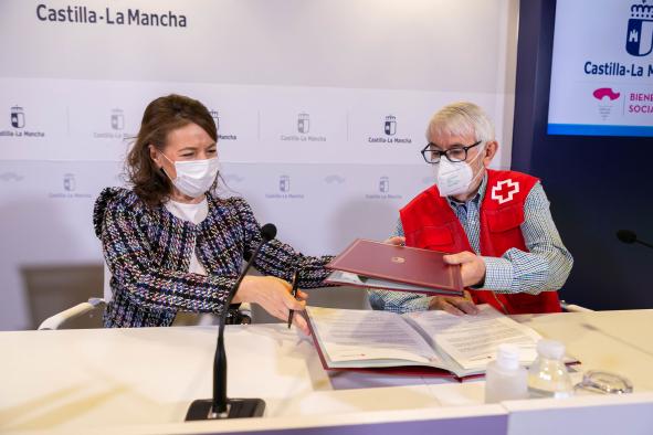 La consejera de Bienestar Social, Aurelia Sánchez, firma el convenio para atender las situaciones de pobreza energética en colaboración con Cruz Roja Castilla-La Mancha