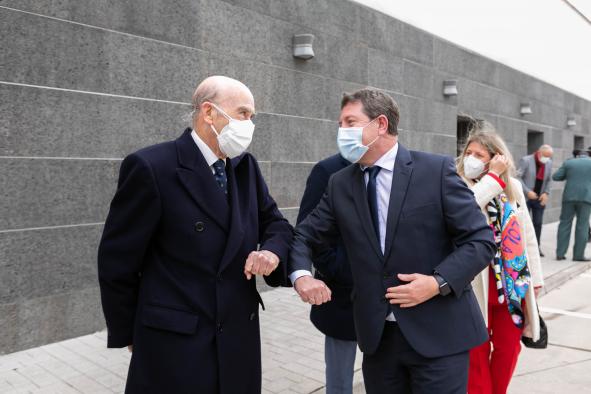 El presidente de Castilla-La Mancha, Emiliano García-Page, inaugura la nueva embotelladora de la cooperativa Virgen de las Viñas (Tomelloso)o