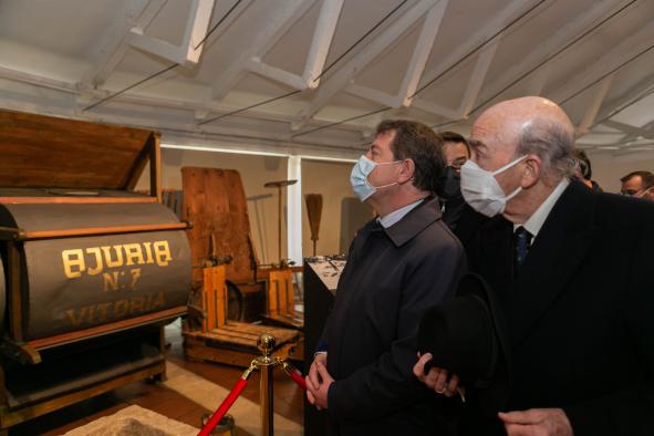 El presidente de Castilla-La Mancha, Emiliano García-Page, inaugura la nueva embotelladora de la cooperativa Virgen de las Viñas (Tomelloso)o