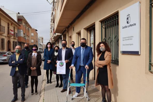 El consejero de Agricultura, Agua y Desarrollo Rural, Francisco Martínez Arroyo, visitala Oficina Comarcal Agraria de La Roda, convertida en espacio seguro contra la violencia de género a través del convenio con FADEMUR