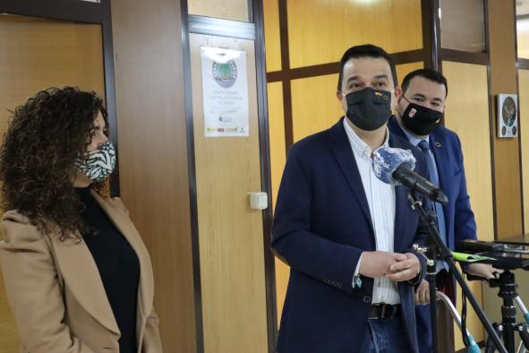 El consejero de Agricultura, Agua y Desarrollo Rural, Francisco Martínez Arroyo, visitala Oficina Comarcal Agraria de La Roda, convertida en espacio seguro contra la violencia de género a través del convenio con FADEMUR