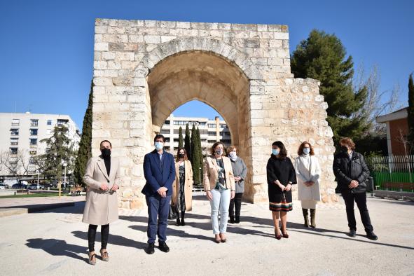 La consejera de Economía, Empresas y Empleo, Patricia Franco, visita el entorno del Arco del Torreón del Alcázar y sus galerías