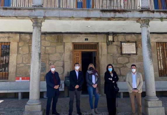La empleabilidad de los jóvenes y el impulso del turismo centran la reunión entre la alcaldesa de San Pablo de los Montes y Gobierno regional 
