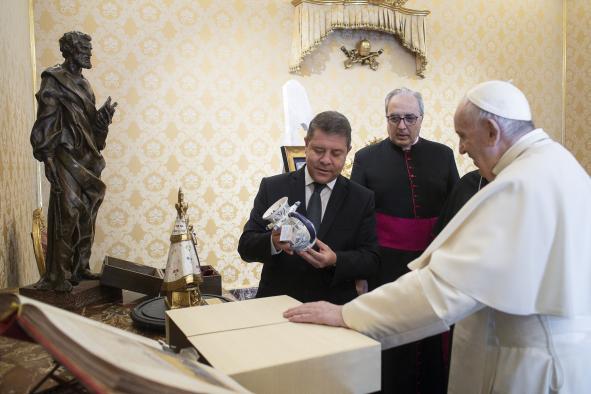 El presidente García-Page es recibido en audiencia por el Papa Francisco 