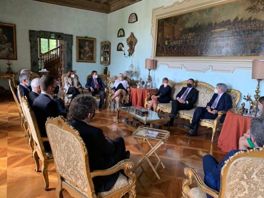 Reunión, en la Embajada de España en Italia, con el titular de la misma, Alfonso Dastis, y con varios empresarios