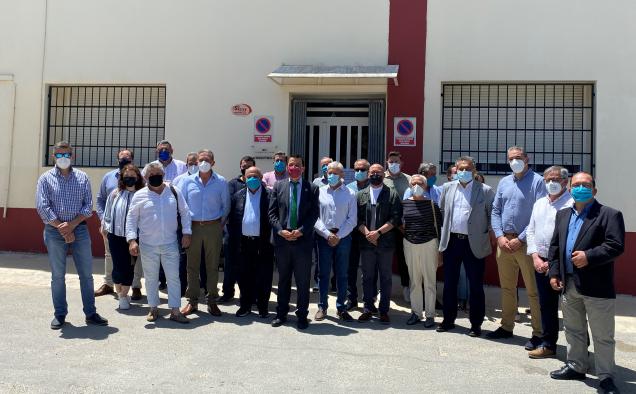 El consejero de Agricultura, Agua y Desarrollo Rural visita las instalaciones de Bodegas San Dionisio