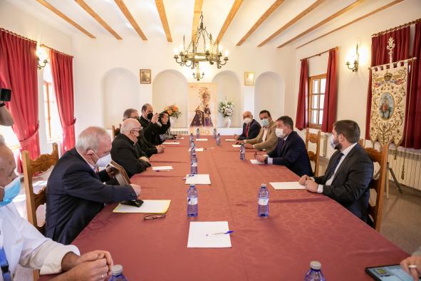 Reunión con los miembros de la Real e Ilustre Archicofradía de Nuestra Señora de Cortes en Alcaraz
