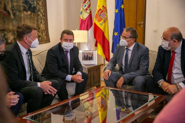 El Gobierno de Castilla-La Mancha traslada su respaldo a la empresa Mahle, referente en la fabricación de vehículos eléctricos en la región