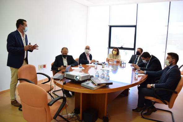 La consejera de Economía, Empresas y Empleo, Patricia Franco y el consejero de Fomento, Nacho Hernando, visitan las instalaciones del Grupo Agroalimentario ‘Candelo’ 