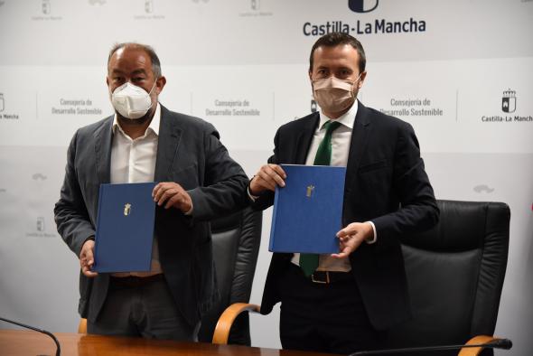 El consejero de Desarrollo Sostenible, José Luis Escudero, firma con el rector de la UCLM, Julián Garde, el convenio para la creación de la ‘Cátedra de Economía Circular’ en la Universidad de Castilla-La Mancha (UCLM).