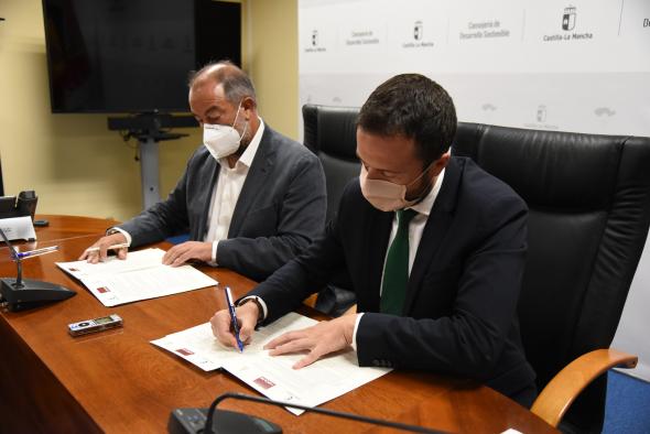 El consejero de Desarrollo Sostenible, José Luis Escudero, firma con el rector de la UCLM, Julián Garde, el convenio para la creación de la ‘Cátedra de Economía Circular’ en la Universidad de Castilla-La Mancha (UCLM).