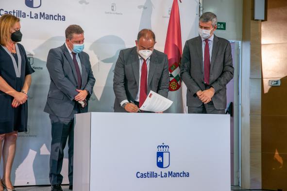 Firma tres protocolos de colaboración con el rector de la Universidad de Castilla-La Mancha, Julián Garde, y la alcaldesa de Talavera, Agustina García-Élez