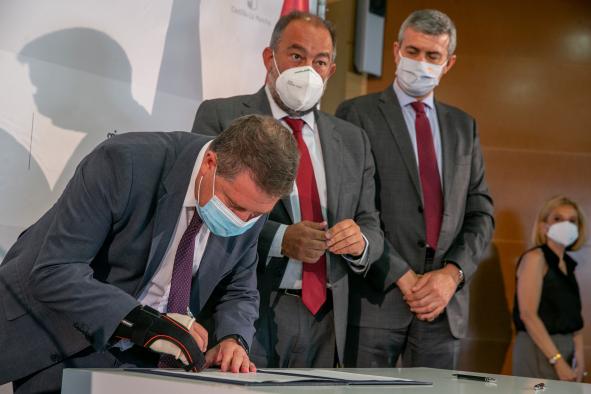 Firma tres protocolos de colaboración con el rector de la Universidad de Castilla-La Mancha, Julián Garde, y la alcaldesa de Talavera, Agustina García-Élez