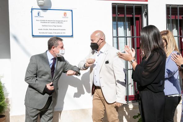 El presidente de Castilla-La Mancha, Emiliano García-Page, inaugura la vivienda de mayores de Torrubia del Campo (Cuenca)