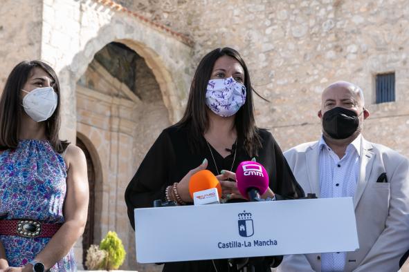El presidente de Castilla-La Mancha, Emiliano García-Page, inaugura la vivienda de mayores de Torrubia del Campo (Cuenca)