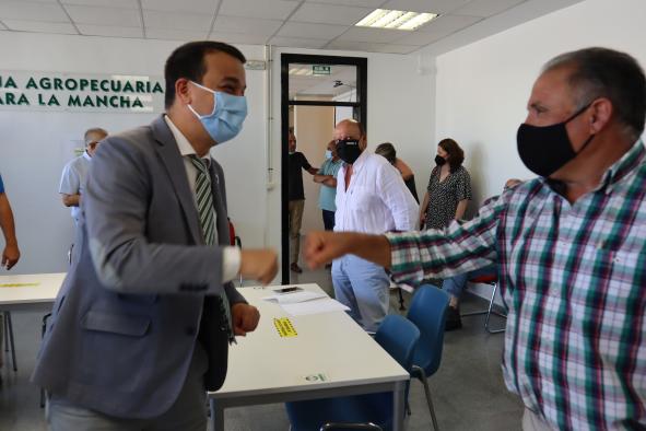 El consejero de Agricultura, Agua y Desarrollo Rural asiste a la sesión de la Lonja de Cereales de Albacete