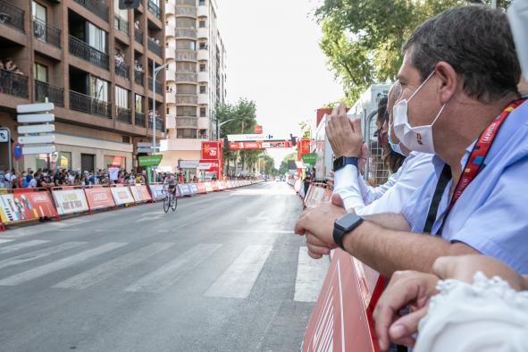El presidente de Castilla-La Mancha, Emiliano García-Page, asiste a la llegada a meta de la 5ª etapa de la 76 edición de la Vuelta Ciclista a España. 