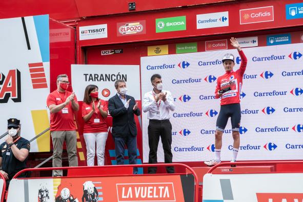 El presidente de Castilla-La Mancha, Emiliano García-Page, asiste a la llegada a meta de la 5ª etapa de la 76 edición de la Vuelta Ciclista a España. 