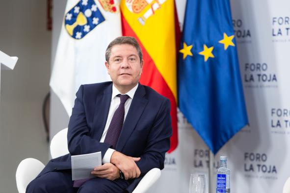 El presidente regional, Emiliano García-Page, interviene, en el III Foro La Toja – Vínculo Atlántico