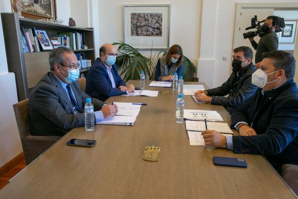 El consejero de Hacienda y Administraciones Públicas mantiene una reunión con el secretario general de UGT Castilla-La Mancha