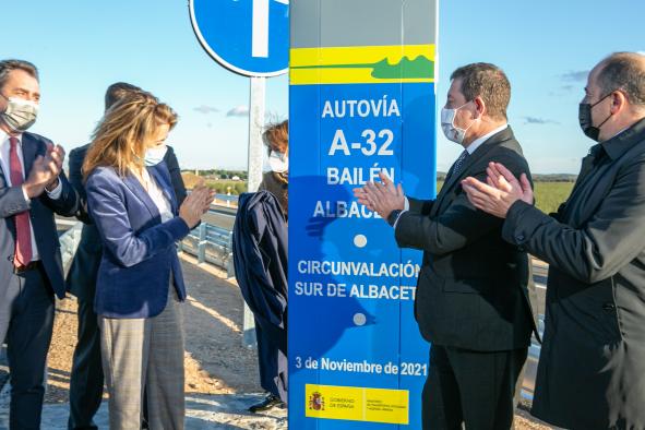 El presidente de Castilla-La Mancha, Emiliano García-Page y la ministra de Transportes, Movilidad y Agenda Urbana, Raquel Sánchez, inauguran la puesta en servicio de la Circunvalación Sur de Albacete en la A-32. 