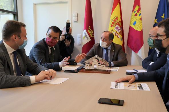 El consejero de Agricultura, Agua y Desarrollo Rural, Francisco Martínez Arroyo se reúne con el alcalde de Albacete, Emilio Sáez