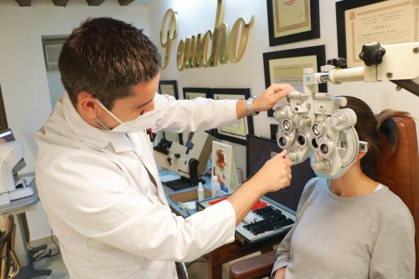 El SESCAM y la Primera Delegación Regional del Colegio Nacional de Ópticos-Optometristas suscriben un nuevo convenio de colaboración