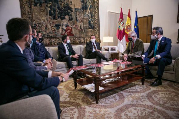 El presidente de Castilla-La Mancha, Emiliano García-Page, mantiene una reunión en el Palacio de Fuensalida, con representantes de la Federación Regional de Caza y de la Fundación ‘Artemisan’.