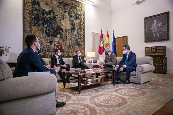 El presidente de Castilla-La Mancha, Emiliano García-Page, mantiene una reunión en el Palacio de Fuensalida, con representantes de la Federación Regional de Caza y de la Fundación ‘Artemisan’.