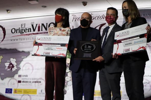 El Gobierno regional pide defender con “uñas y dientes” un producto de excelencia como es el vino que se produce en Castilla-La Mancha