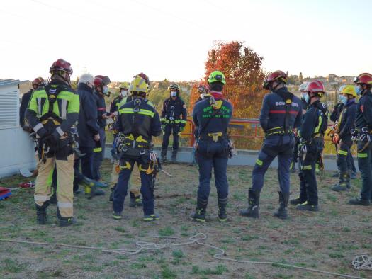 Integrantes de los parques de bomberos de toda la Comunidad Autónoma se forman para intervenir en situaciones de tentativa de suicidio