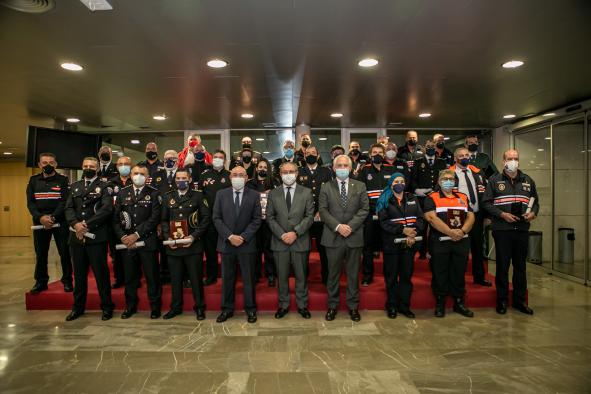 El consejero de Hacienda y Administraciones Públicas, Juan Alfonso Ruiz Molina, entrega las medallas y placas de Protección Civil de Castilla-La Mancha 2021