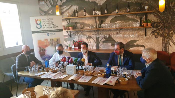 El Gobierno regional presenta una campaña pionera para prevenir y reducir el desperdicio alimentario en colaboración con la Federación Regional de Hostelería y Turismo