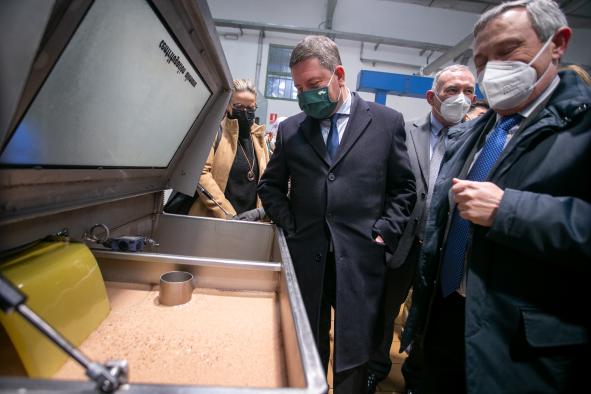 El presidente de Castilla-La Mancha, Emiliano García-Page, ha visitado la almazara ´Aceites Delgado´