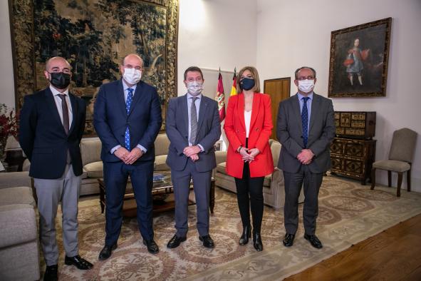 Reunión con los responsables de los grupos políticos con representación en las Cortes regionales