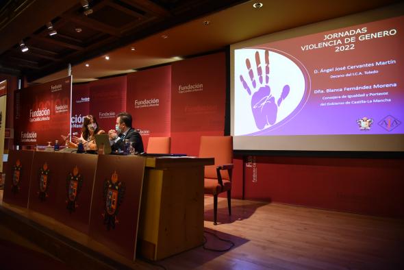 La consejera de Igualdad y portavoz del Gobierno regional, Blanca Fernández, inaugura las Jornadas sobre Violencia de Género organizadas por el Ilustre Colegio de Abogados de Toledo.