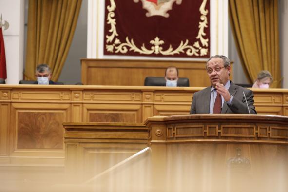 El consejero de Hacienda y Administraciones Públicas, Juan Alfonso Ruiz Molina, durante su intervención en el debate relativo a las conclusiones elaboradas por el Comité de Personas Expertas para la Reforma del Sistema Tributario.