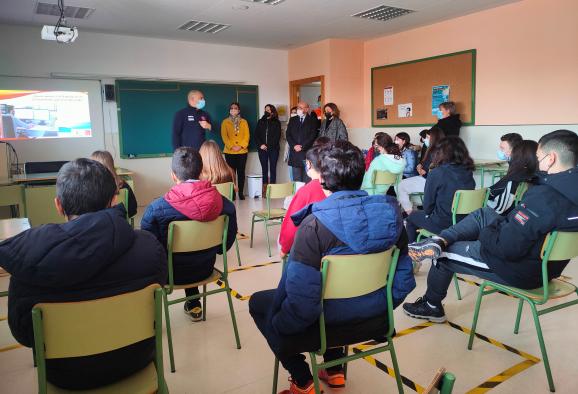 Más de 200 escolares de Ajofrín conocen el funcionamiento del 1-1-2 de Castilla-La Mancha en una visita del puesto de mando avanzado (PMA)