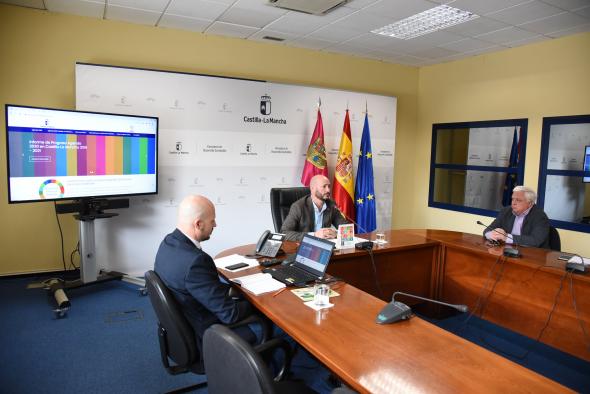 El director general de Agenda 2030 y Consumo, Ramón Lara, presenta la página web de la Agenda 2030 de Castilla-La Mancha. 