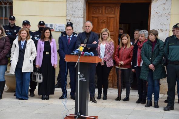La directora del Instituto de la Mujer de Castilla-La Mancha, Pilar Callado, asiste al minuto de silencio convocado por el Ayuntamiento de Tarancón