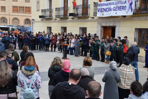 La directora del Instituto de la Mujer de Castilla-La Mancha, Pilar Callado, asiste al minuto de silencio convocado por el Ayuntamiento de Tarancón
