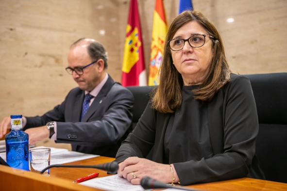 La directora gerente del SESCAM, Regina Leal, ha comparecido en la Comisión de Sanidad de las Cortes de Castilla-La Mancha para informar de la evolución de las listas de espera sanitarias
