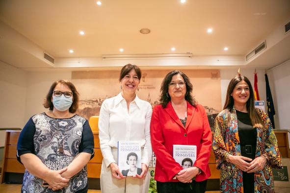 La consejera de Igualdad y portavoz del Gobierno regional, Blanca Fernández, ha asistido a la presentación del libro ‘No habrá otra primavera’ de Mari Pau Domínguez