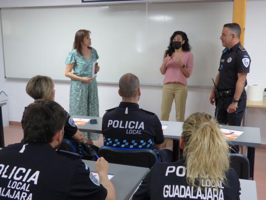 Efectivos de la Policía Local reciben formación para poder llevar la educación vial a los colegios de la Comunidad Autónoma