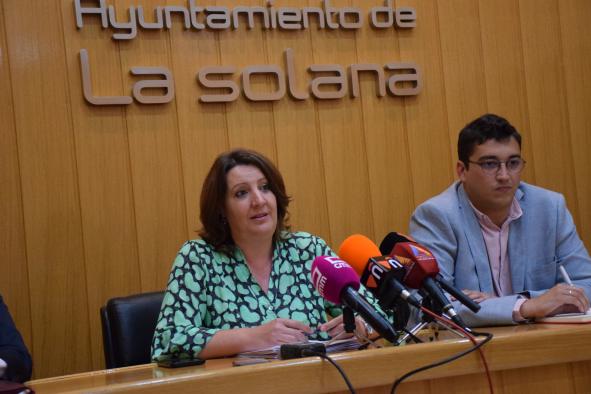 La consejera de Economía, Empresas y Empleo, Patricia Franco, se reúne con el alcalde La Solana 